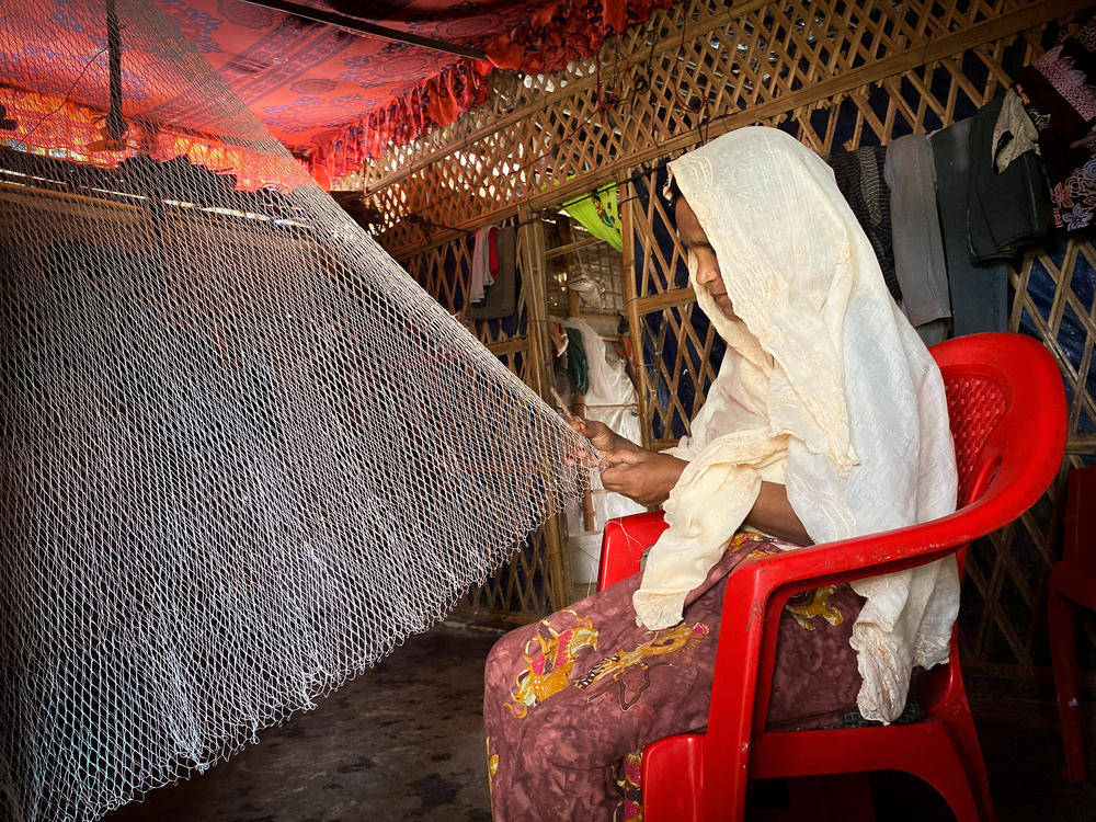 44 歲的扎伊努拉（Zainura）製作漁網賺錢，並為家人提供食物。© Ishrat Bibi