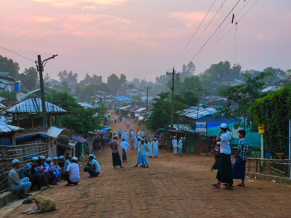 Rohingya refugees meet up and talk in the streets of the camps. © Ro Yassin Abdumonab
