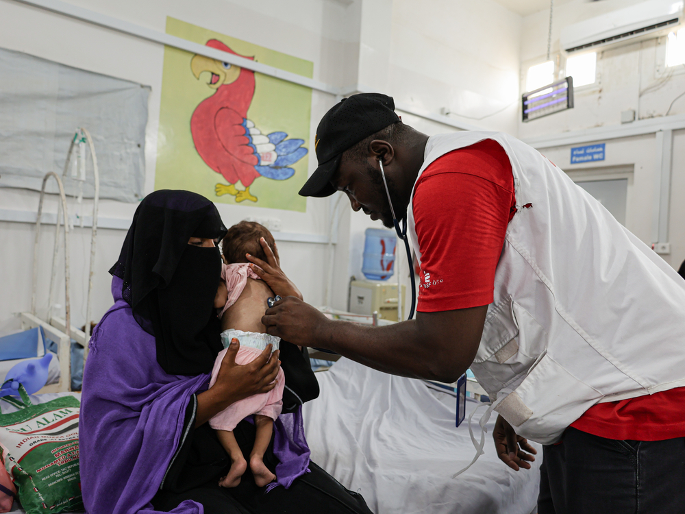無國界醫生在阿布斯綜合醫院所其支援的住院治療餵食中心內檢查嬰兒情況。© Jinane Saad/MSF
