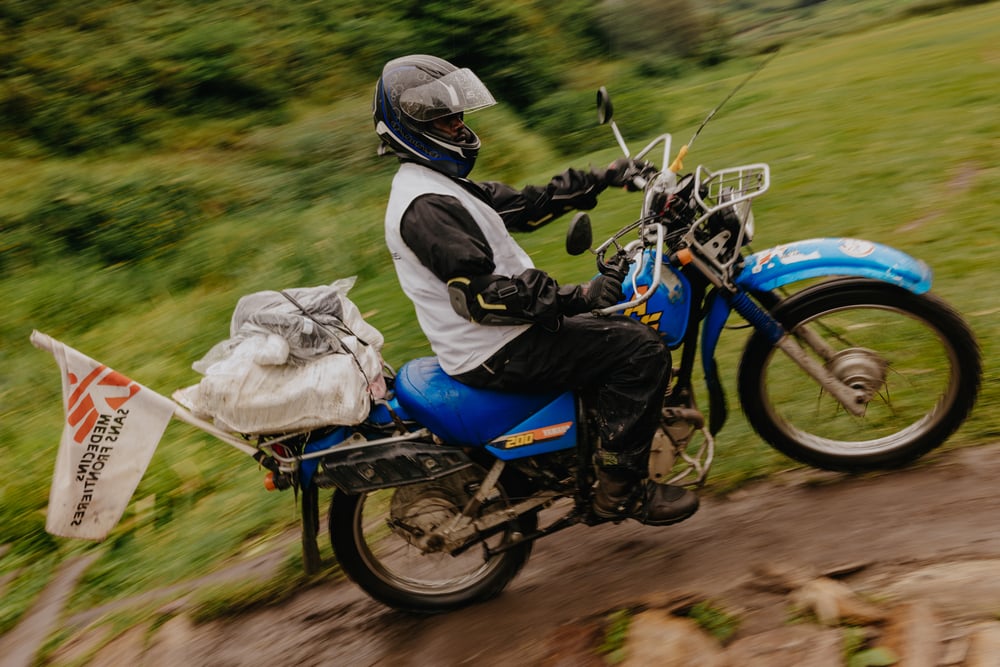 無國界醫生緊急救援隊以電單車前往南基伍米諾瓦鎮。 © Hugh Cunningham