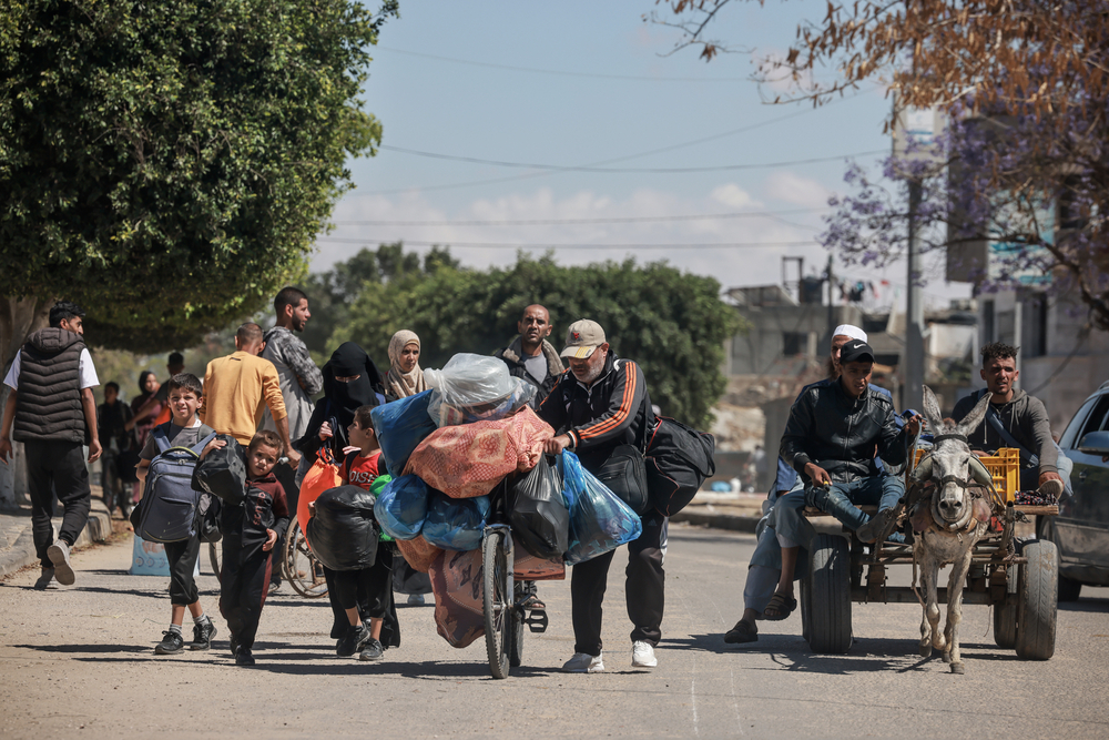 Displaced Palestinians in Rafah in the southern Gaza Strip carry their belongings as they leave following an evacuation order by the Israeli army on May 6, 2024. © MSF