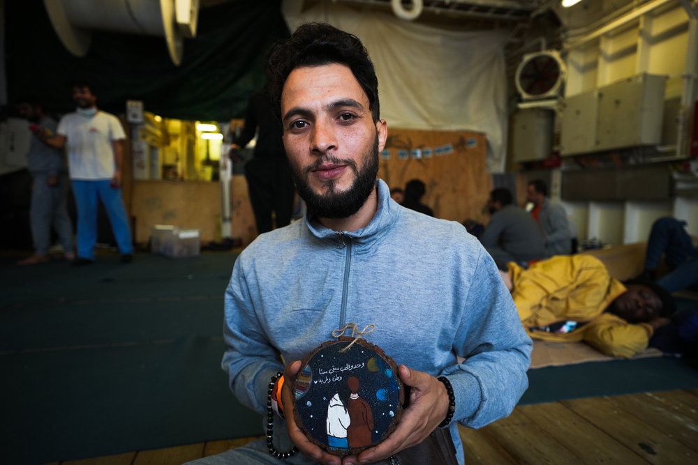 阿米爾和他的26 歲哥哥哈利勒（Khalil）*一直生活在敘利亞大馬士革，直到 2021 年，他們前往利比亞，並嘗試橫渡地中海。2023 年 11 月 30 日，無國界醫生從一艘遇險的玻璃纖維船上救起阿米爾和哈利勒。© MSF/Mohamad Cheblak