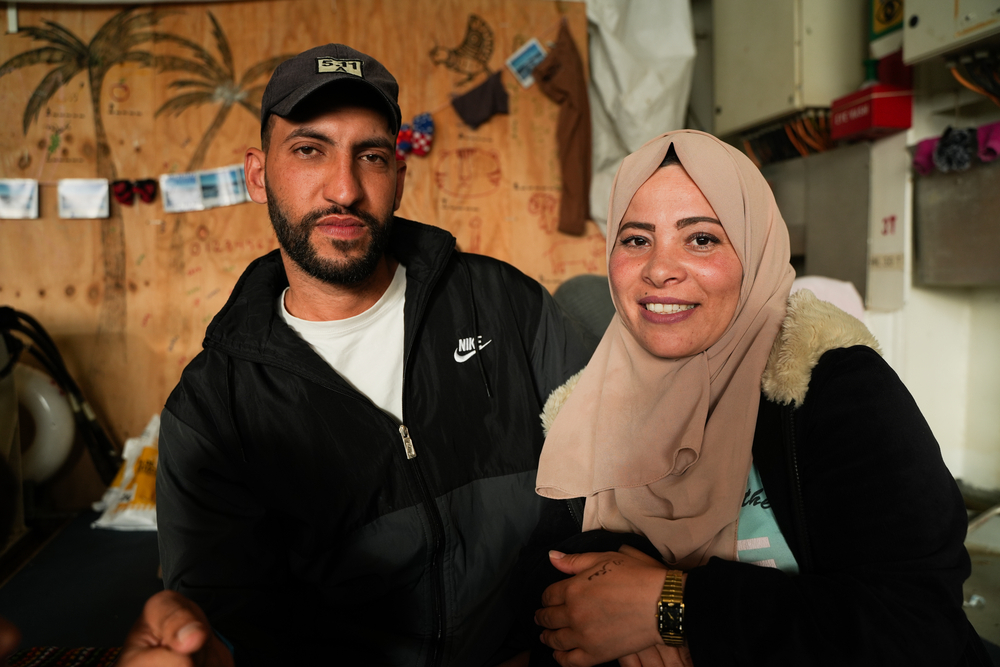 2024 年 2 月 5 日，馬德里與丈夫、兒子和奶奶從利比亞登上一艘不適合航行的木船，並試圖前往歐洲。約15小時後，他們四人在地中海中部與另外130人一起被無國界醫生救起。© MSF/Mohamad Cheblak 