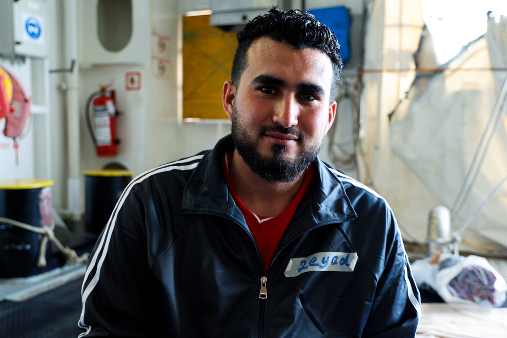 2024年5月1日，無國界醫生從一艘從利比亞海岸出發的遇難木船上救起了齊亞德。他兩年前離開埃及，這次是他第二次嘗試橫渡地中海中部。© MSF/Mohamad Cheblak