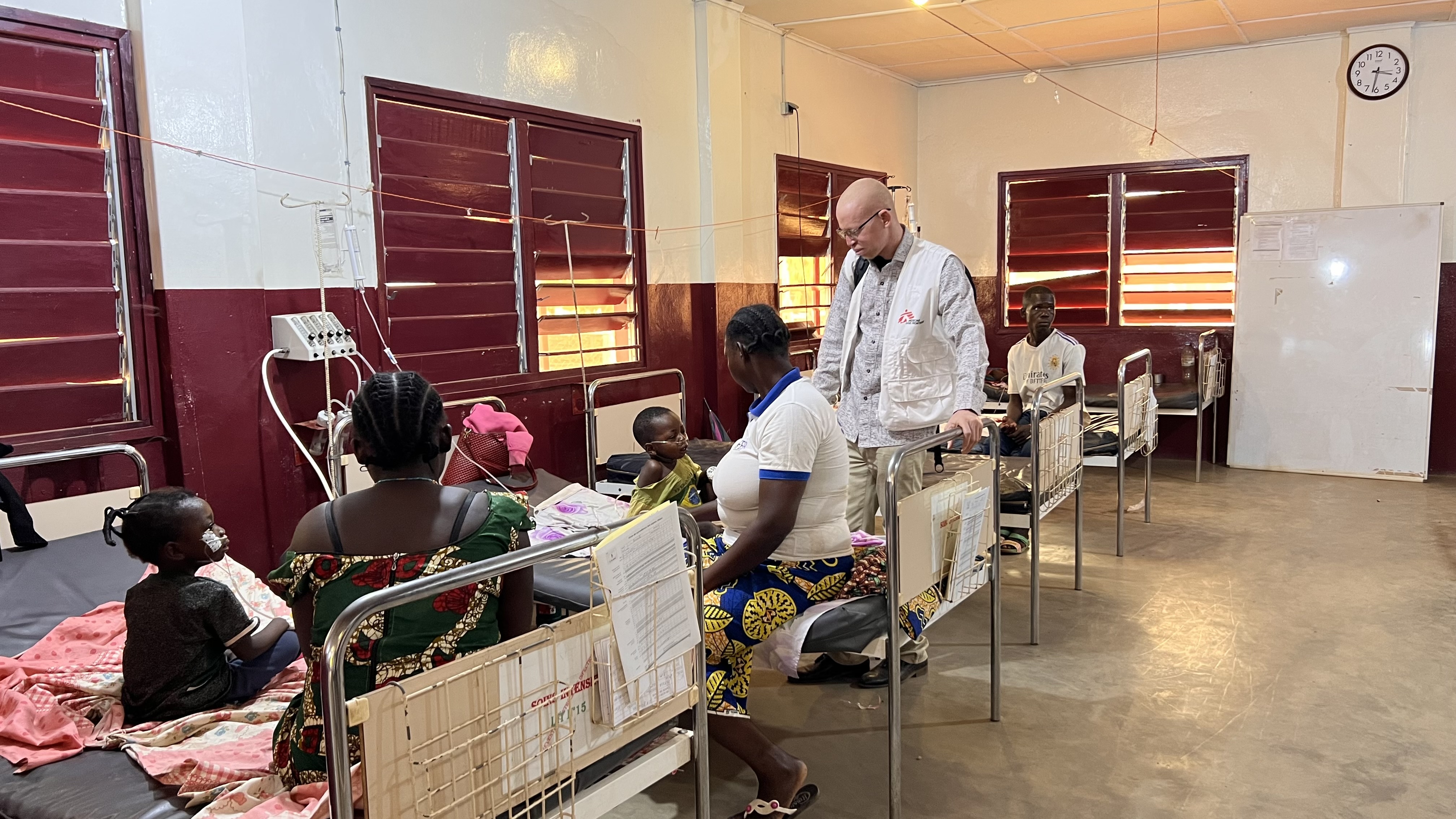 庫利巴利醫生在班加蘇醫院的兒科部門為病人進行健康檢查。© Charlotte Sujobert/MSF