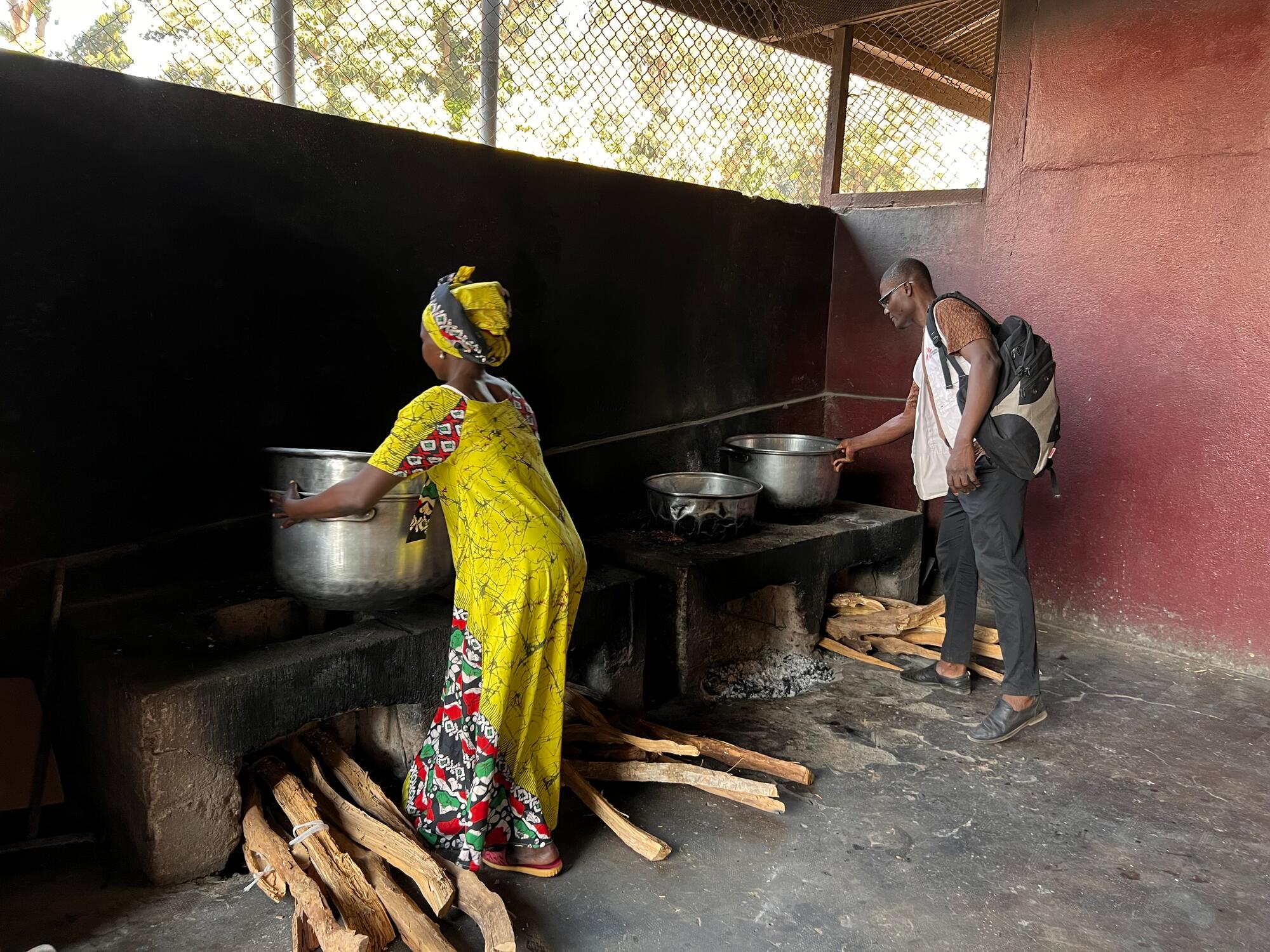 The cooks prepare 3 meals per day for patients and their companions. © Charlotte Sujobert/MSF