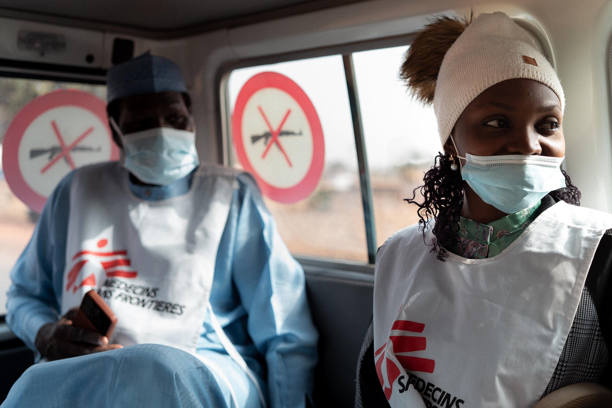 Members of the MSF Health Promotion team travel to Maishaika village, Kebbi state, to organize a Tom Brown recipe demonstration. © Georg Gassauer/MSF