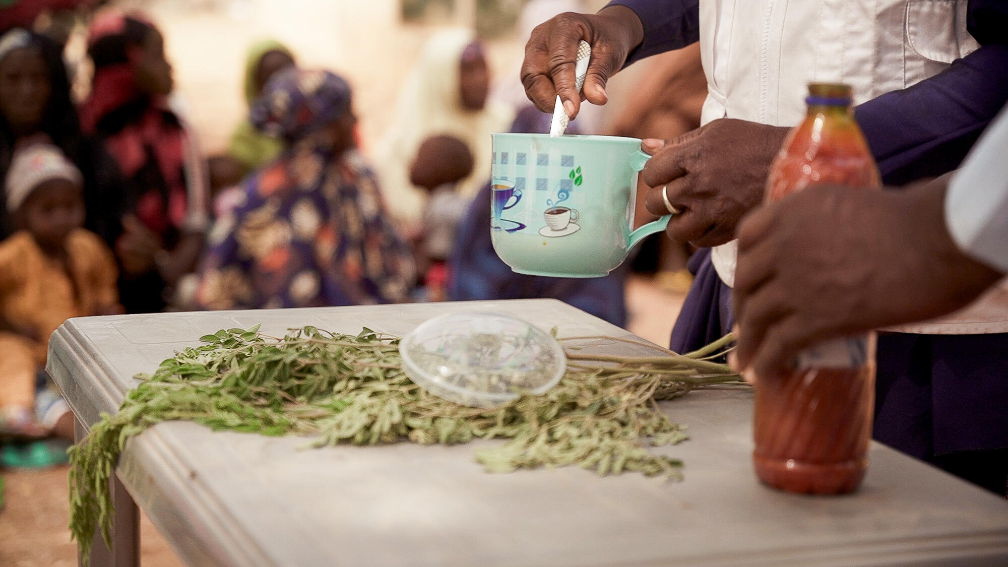 Maryam Muhammad, MSF health promotion supervisor in Kebbi, holds a cup during a Tom Brown recipe demonstration in Maishaika village, Kebbi State, North West Nigeria. © Georg Gassauer/MSF 