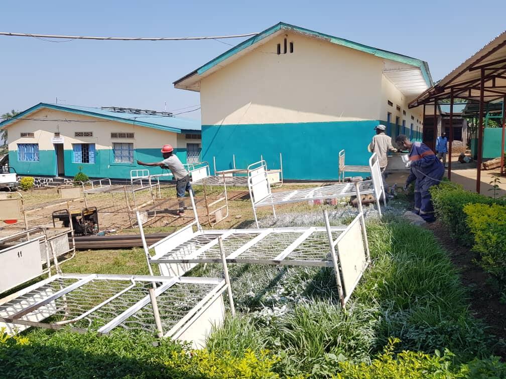 The teams are preparing the beds to equip the structures which will accommodate patients with Mpox at the Uvira general reference hospital in South Kivu. © MSF