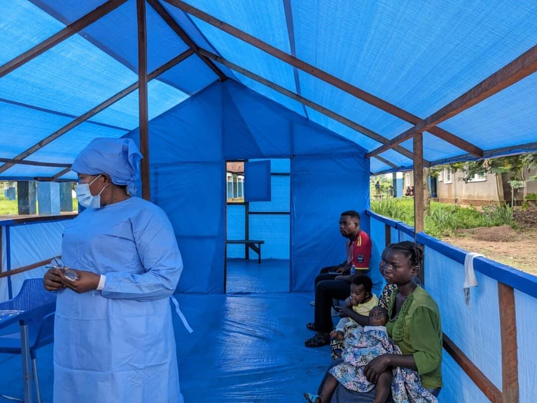 The patient triage area at the Budjala general referral hospital. MSF also deployed a team in the Budjala health zone in South Ubangi to support health authorities in the response against Mpox. © MSF