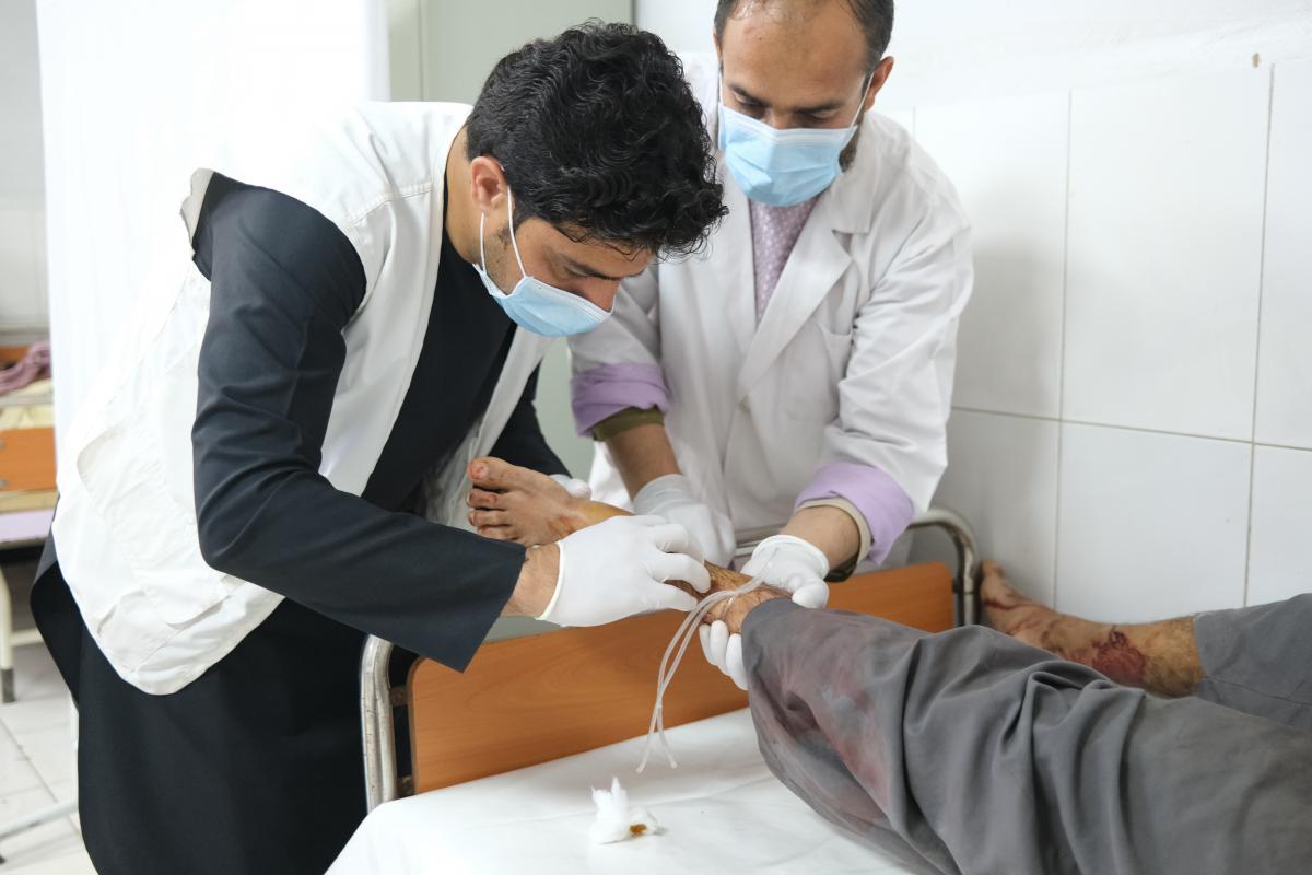 我們在阿富汗的布斯醫院為一名受槍傷的病人治療。 © Tom Casey /MSF