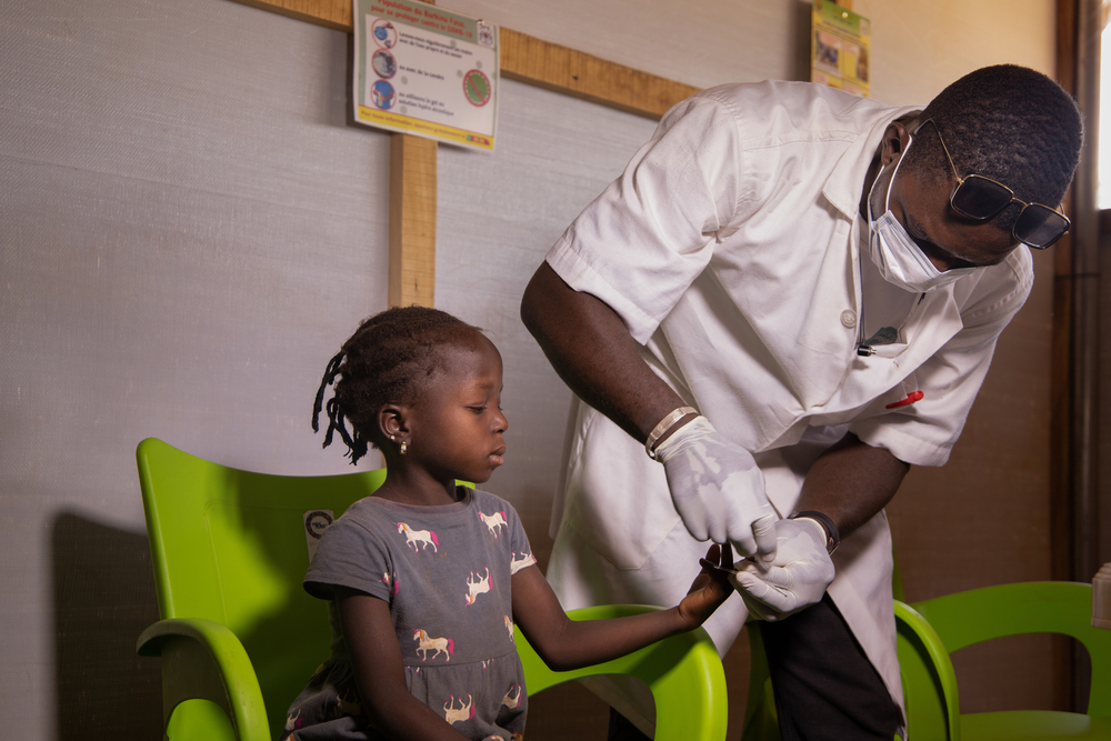 一名無國界醫生護士在布基納法索為一名女童進行瘧疾快速測試。  ©Mario Fawaz/MSF