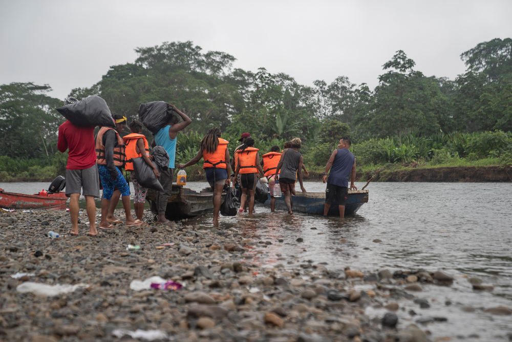 The only way to transfer migrants from Bajo Chiquito to the ERMs （immigration reception stations）in the rainy season is by canoe. © Sara de la Rubia /MSF