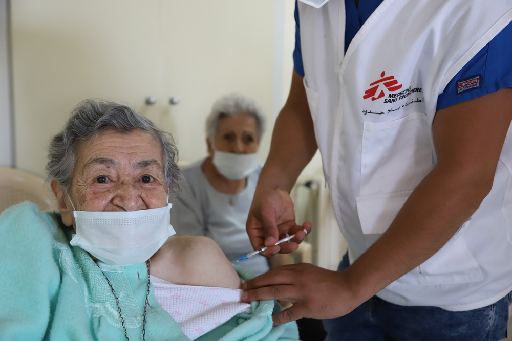 無國界醫生流動疫苗團隊在黎巴嫩一家療養院為一名婦人接種2019 冠狀病毒病疫苗。 © Tracy Makhlouf/MSF Our teams