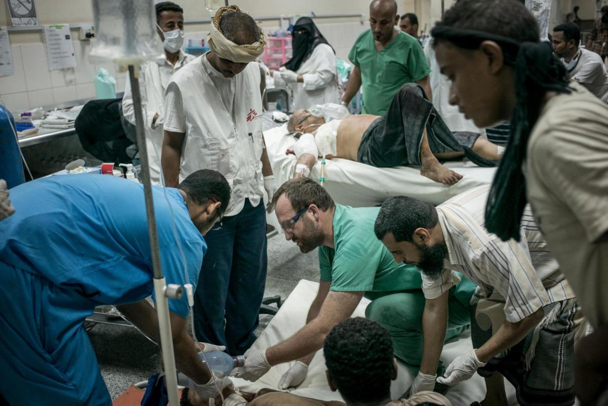 2015年戰鬥發生時，亞丁創傷醫院急診室的景象。©Guillaume Binet/MYOP