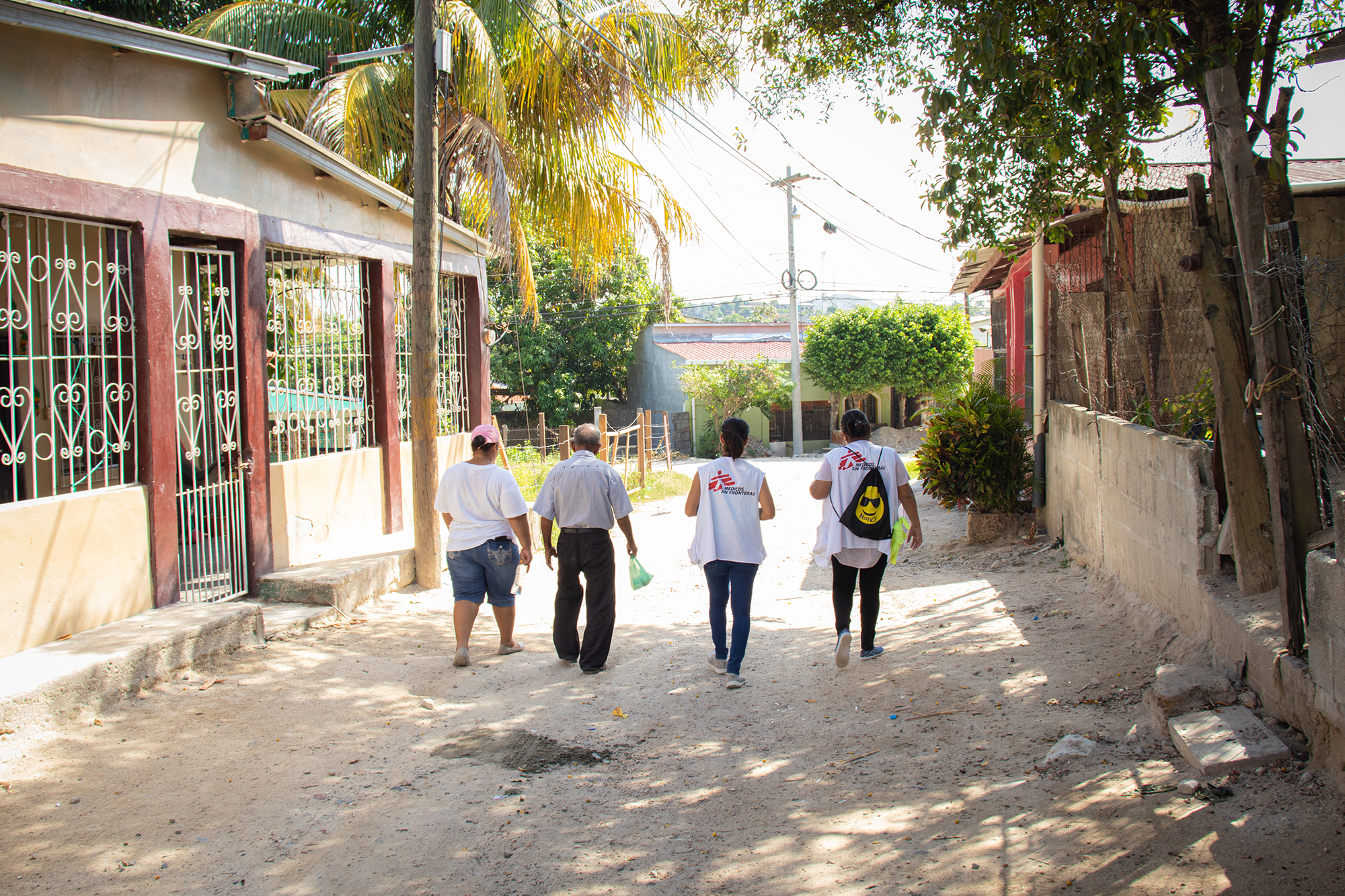 A community leader and an MSF health promotion team go from house to house in Cortes, Honduras to talk about dengue and apply larvicide. © Arlette Blanco/MSF