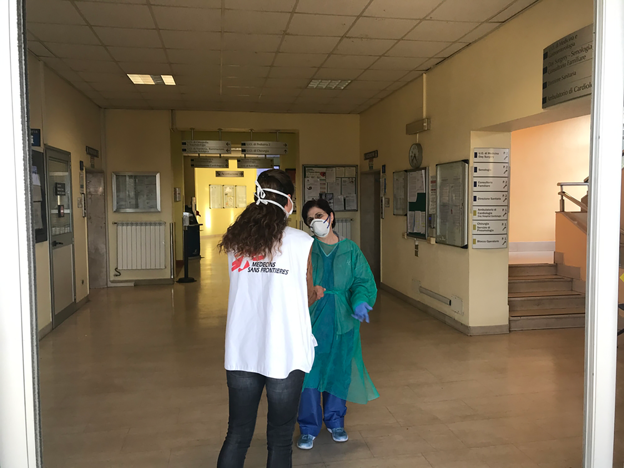 Carlotta, a nurse with MSF for 10 years, speaks with a hospital staff in Codogno hospital in Lombardia region, Italy. Her priority is to protect the hospital staff from contracting coronavirus COVID-19. © Lisa Veran/MSF