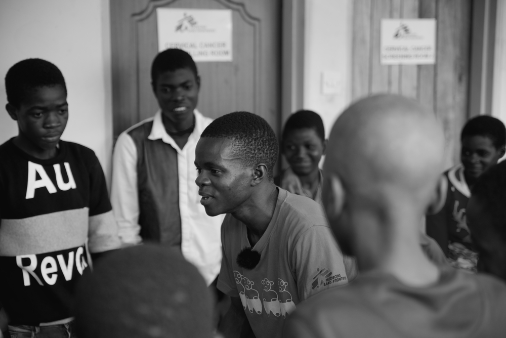 20-year-old Chilungamo talks to his fellow HIV-positive teenagers. © Francesco Segoni/MSF