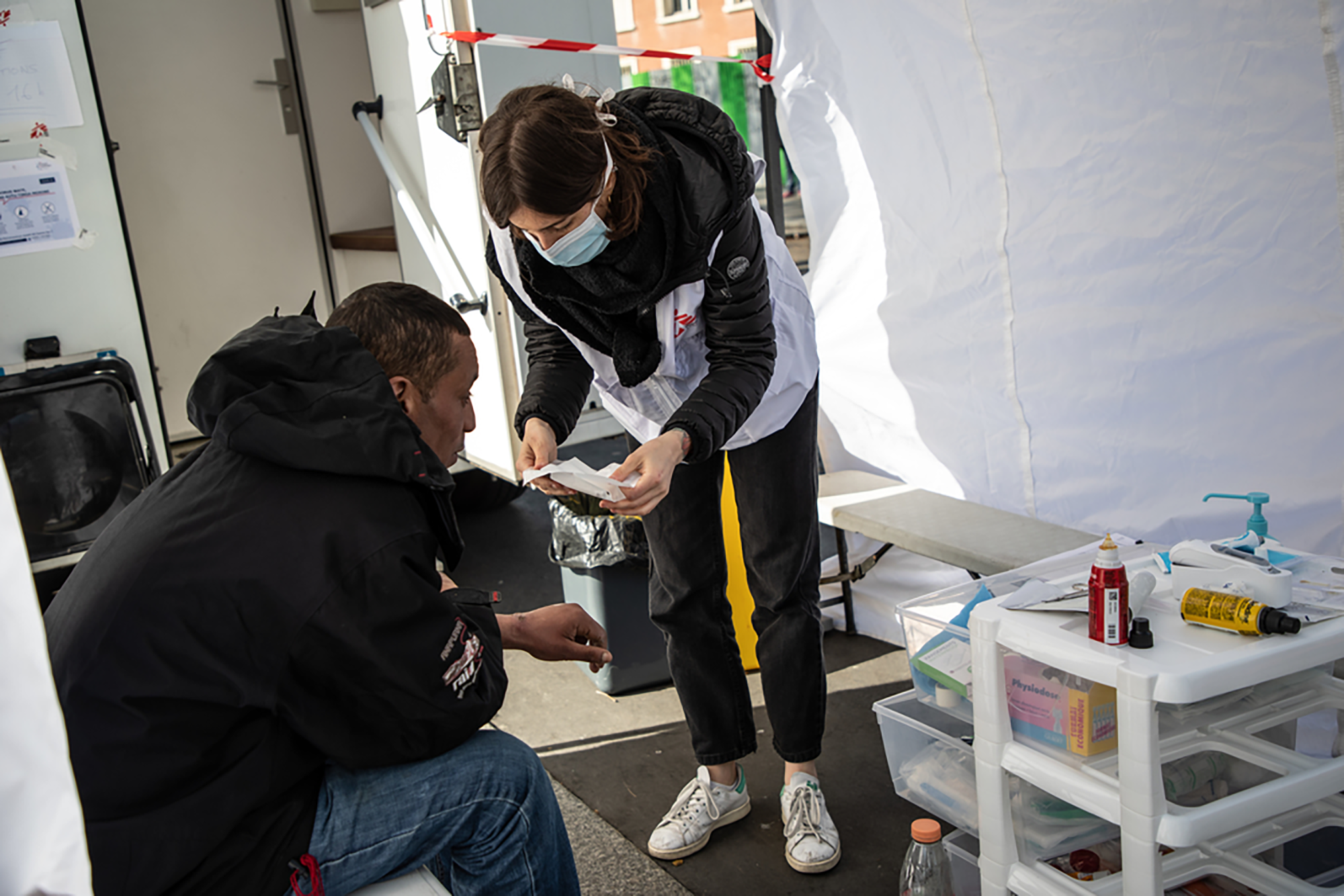 Charline Vincent, nurse, is examining a man in MSF&#039;s mobile clinic. MSF’s mobile clinic provides primary healthcare to people who live rough on the streets in Paris and its suburbs. © Agnes Varraine-Leca/MSF
