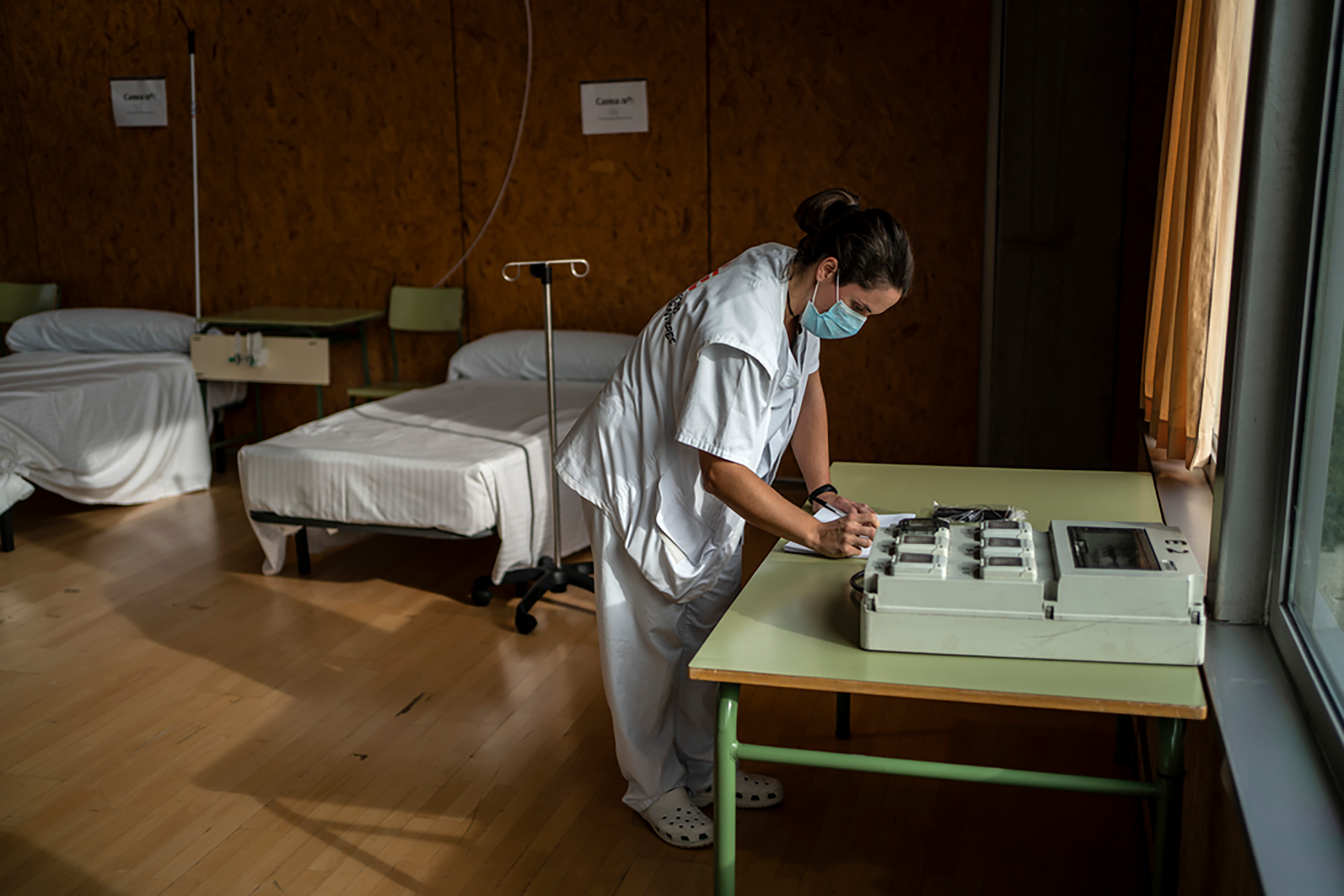 An MSF nurse works in a temporary hospital, set up for COVID-19 patients, in Alcalá de Henares hospital. Madrid, Spain, April 2020. © Olmo Calvo/MSF