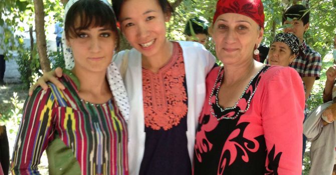 Beatrice（中）與無國界醫生塔吉克斯坦項目的首位耐多藥結核病康復者米赫科娜（左）。Photo source: Beatrice LAU