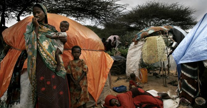 2007年，摩加迪沙的衝突導致數以千計人流離失所。無國界醫生向有需要的人提供門診、霍亂和營養不良治療，以及分發飲用水和救援物資。© Jehad NGA