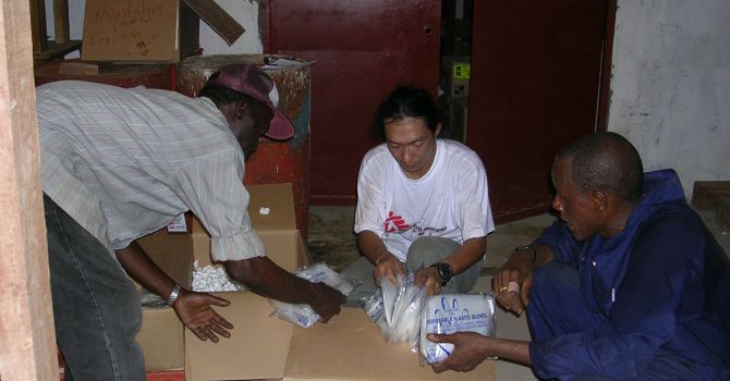 潘淵在參與塞拉利昂救援任務期間，與當地員工在弗里敦的一座倉庫內工作。 Photo Source: PAN Yuan