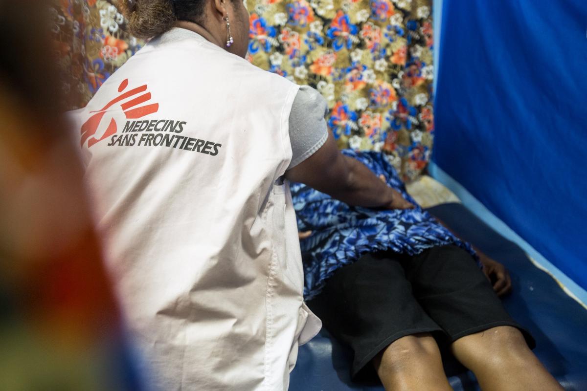 在莫爾斯比港，無國界醫生除治療病人外，亦就如何為暴力倖存者提供綜合護理培訓員工。©Philippe SCHNEIDER