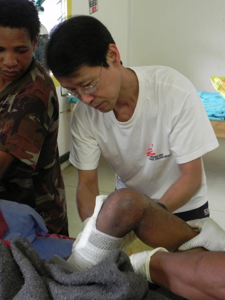高志昌醫生在巴布亞新幾內亞參與救援期間，不時要處理暴力受害者個案。Photo Source: Ryan KO