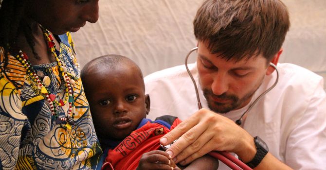 約3.5萬人正在乍得的南部避難。在距離中非共和國邊境10公里的城鎮比托耶，無國界醫生隊伍進行了一個麻疹、小兒麻痺症及腦膜炎疫苗接種項目。©Samantha MAURIN/MSF