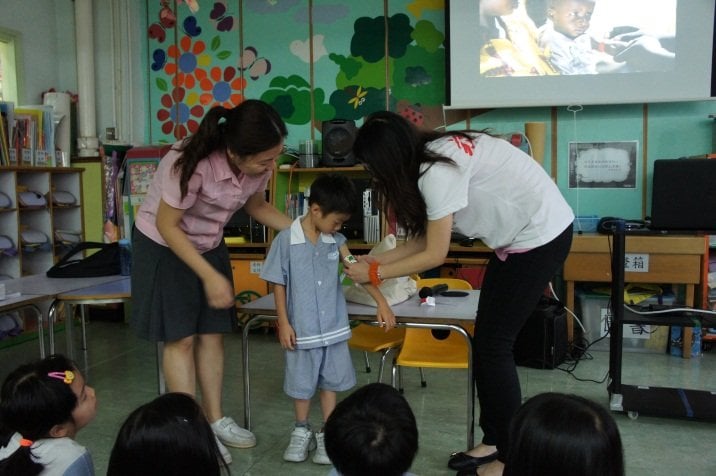 無國界醫生為學校安排講座，即場示範如何使用「營養狀況量度尺」，以快速評估兒童的營養不良情況。Photo source: ELCHK Grace Nursery School
