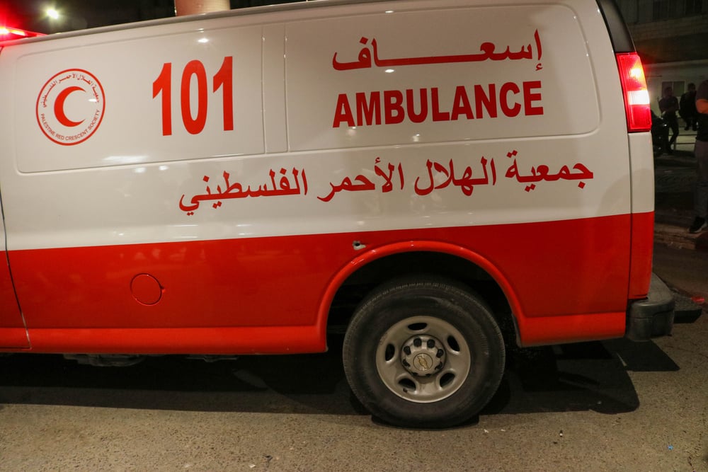 10月27日，一架救護車在運送傷者往傑寧醫院途中，被以軍炮火擊中，留下子彈孔。事後，車上的輔助醫護人員須撤離，徙步20分鐘運送傷者。2023年10月27日，巴勒斯坦。©Faris Al-Jawad