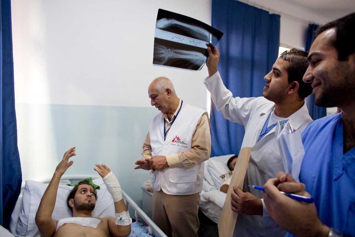 阿勒瓦什醫生（穿背心者）正在約旦的藍慕沙醫院巡房，該院治療不少來自敘利亞的衝突傷者。© Ton Koene