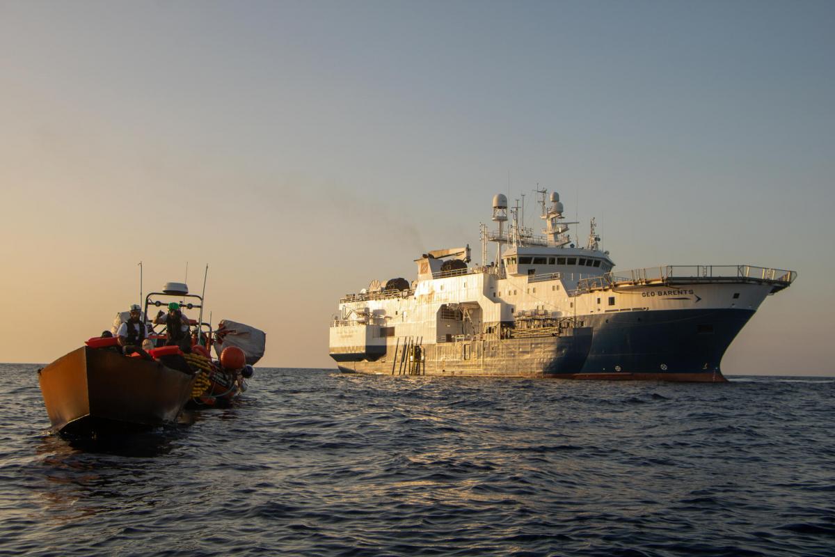 2023 年 7 月，Geo Barents在馬耳他搜救區執行救援任務，拯救遇險船隻上的人。© Stefan Pejovic/MSF