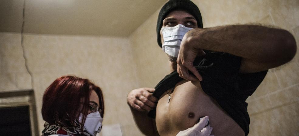 無國界醫生在烏克蘭一所監獄內，為感染結核病的囚犯提供治療。© Manu Brabo 