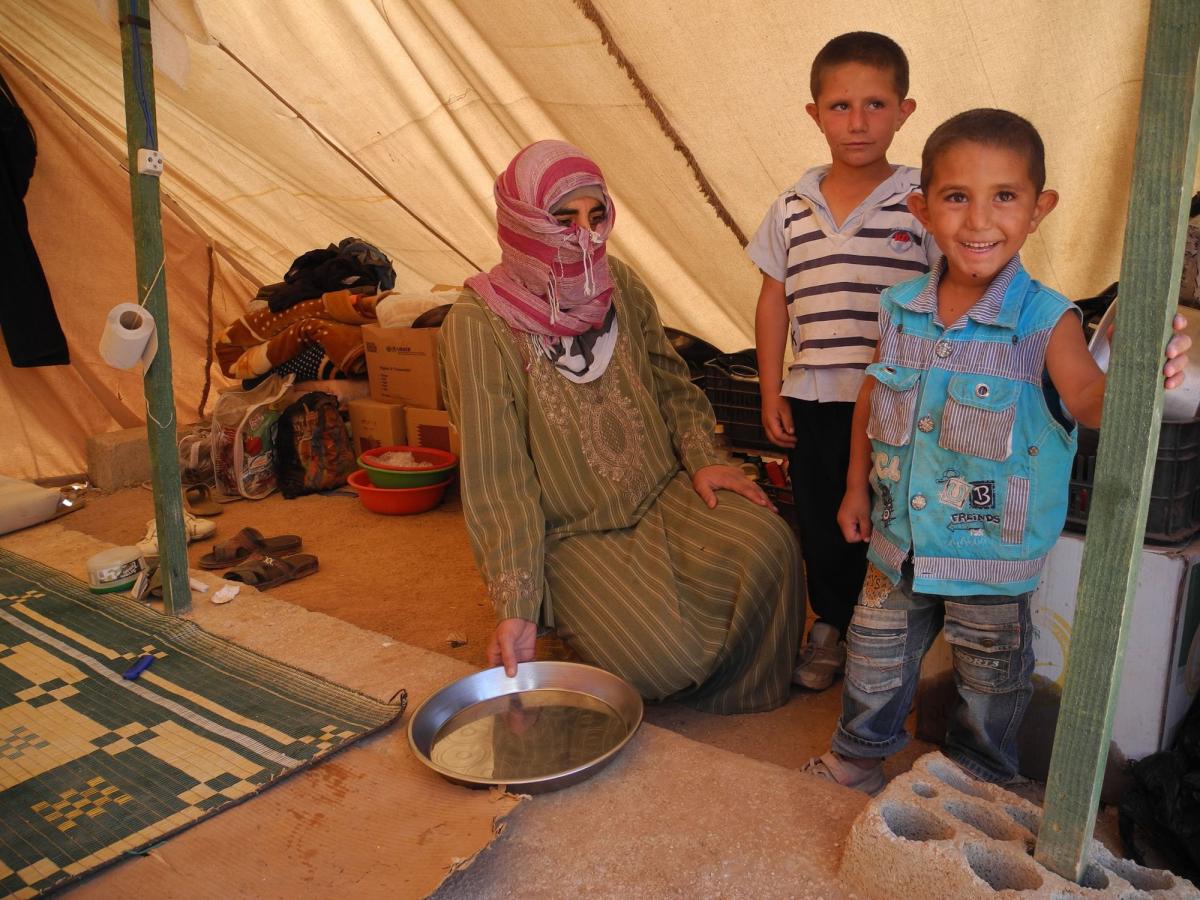 一名來自敘利亞的難民帶著孩子來到黎巴嫩，住在帳篷裡。她和丈夫在走難的途中失散。© Alla Karpenko/MSF