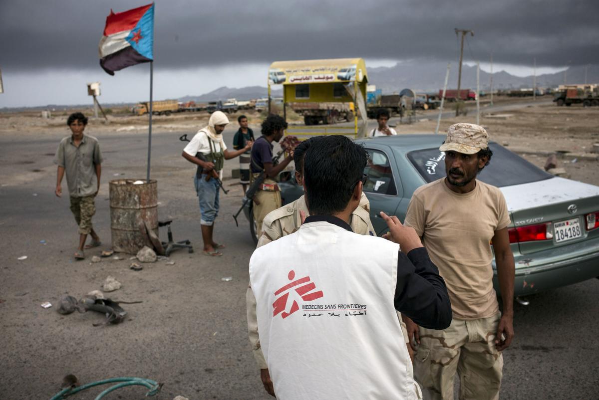 In conflict zones and complex contexts, one of the ways to demonstrate our independence is to ensure that we do not accept funds from governments or other parties who are directly involved in conflicts. In this photo, an MSF staff member speaks with armed men at a checkpoint in Yemen. © Guillaume Binet/MYOP