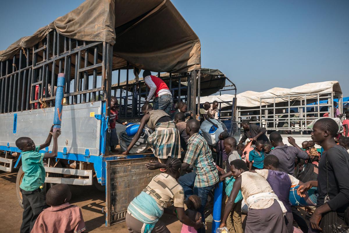 很多難民都說，在南蘇丹時逃避暴力襲擊時，來不及收拾細軟已要離開。部分人徒步九日往烏干達，中途更躲藏在叢林裡以避開武裝分子。那些經過危險旅程終於抵達烏干達的人，會獲安排貨車接載到安置營地。© Yann Libessart / MSF