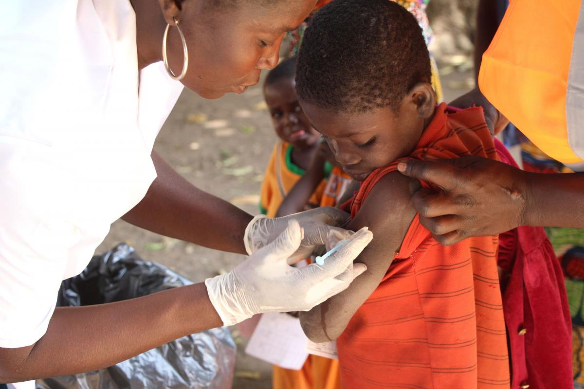 無國界醫生隊伍亦在中非共和國及喀麥隆的邊界，為從衝突地區遠道而來的中非難民兒童提供麻疹疫苗接種。© Samantha Maurin/MSF