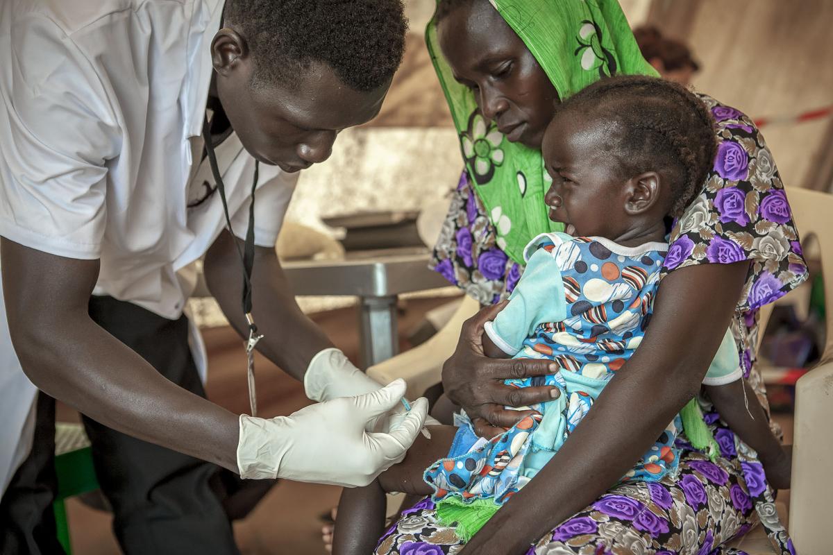 一名南蘇丹兒童正接受肺炎鏈球菌疫苗接種。© Yann Libessart