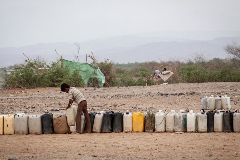 在哈杰省，一名流離失所的兒童正等待分發飲用水。© Narciso Contreras/MSF