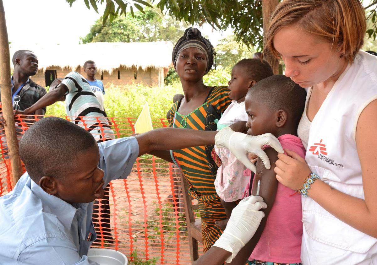 剛果民主共和國於2016年底爆發痲疹疫情，無國界醫生的前線救援人員除了醫治受感染的病人外，更推行疫苗接種運動，免費為當地的兒童接種痲疹疫苗。© Candida Lobes/MSF