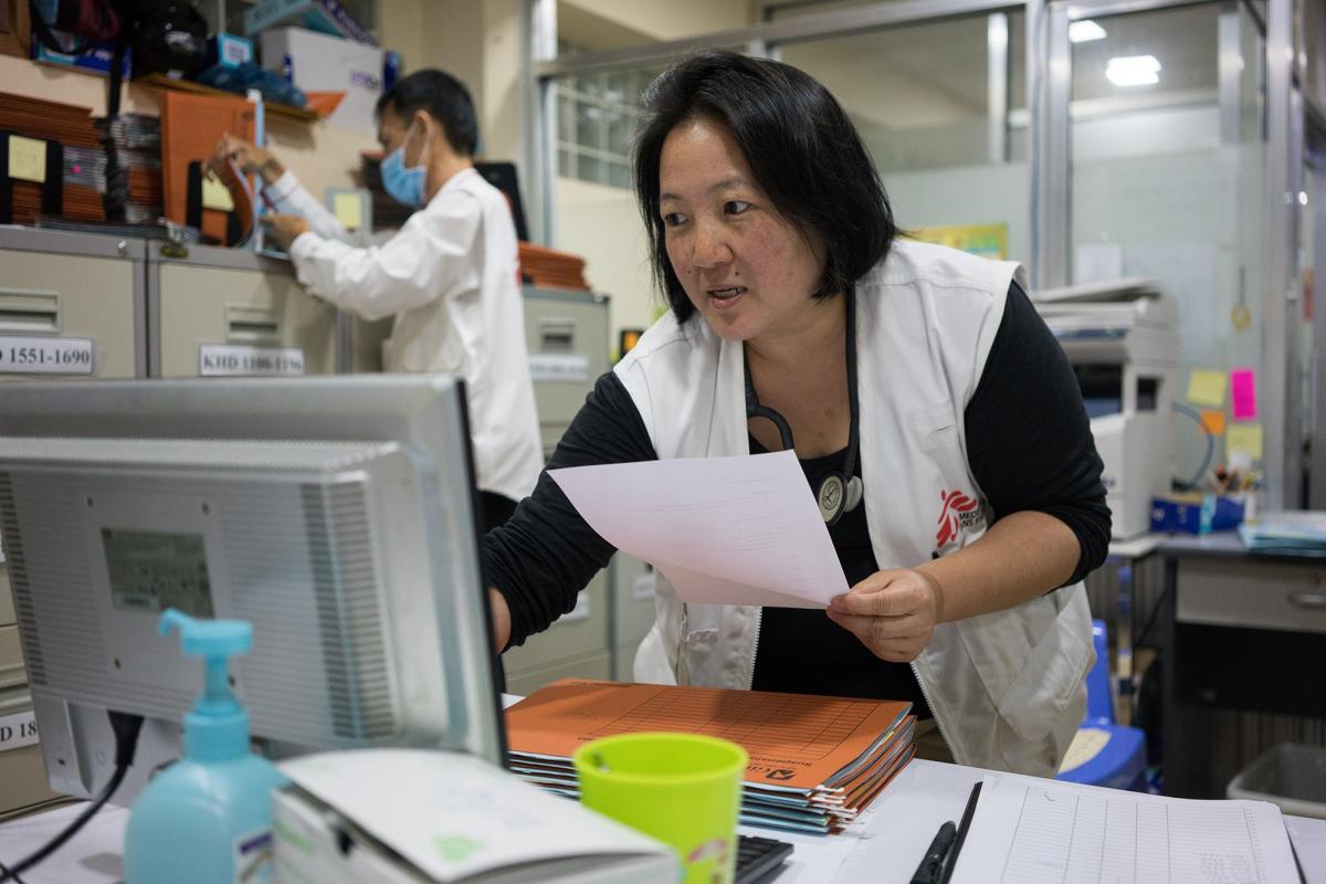 無國界醫生救援人員陳醫生（Dr. Theresa Chan）在金邊的無國界醫生丙型肝炎診所翻查病人紀錄。© Todd Brown 