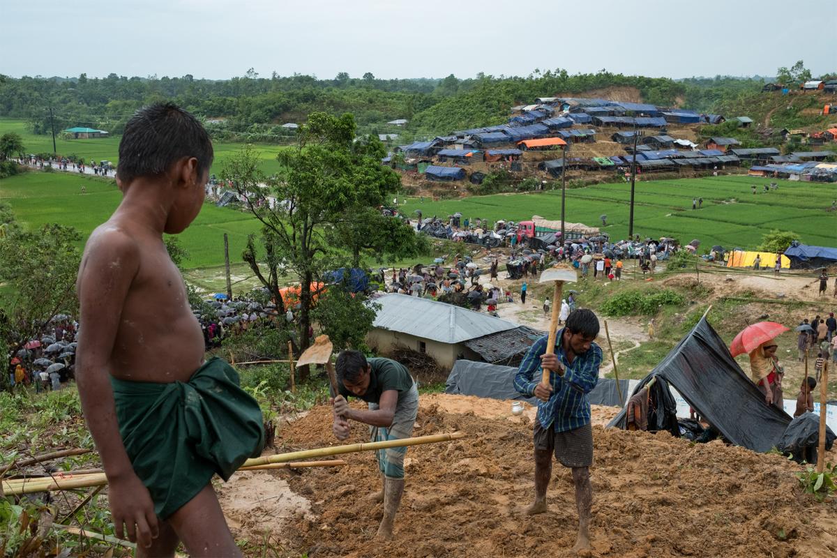 在孟加拉的難民們以膠帆布和竹枝在空地建起臨時帳篷。© Antonio Faccilongo
