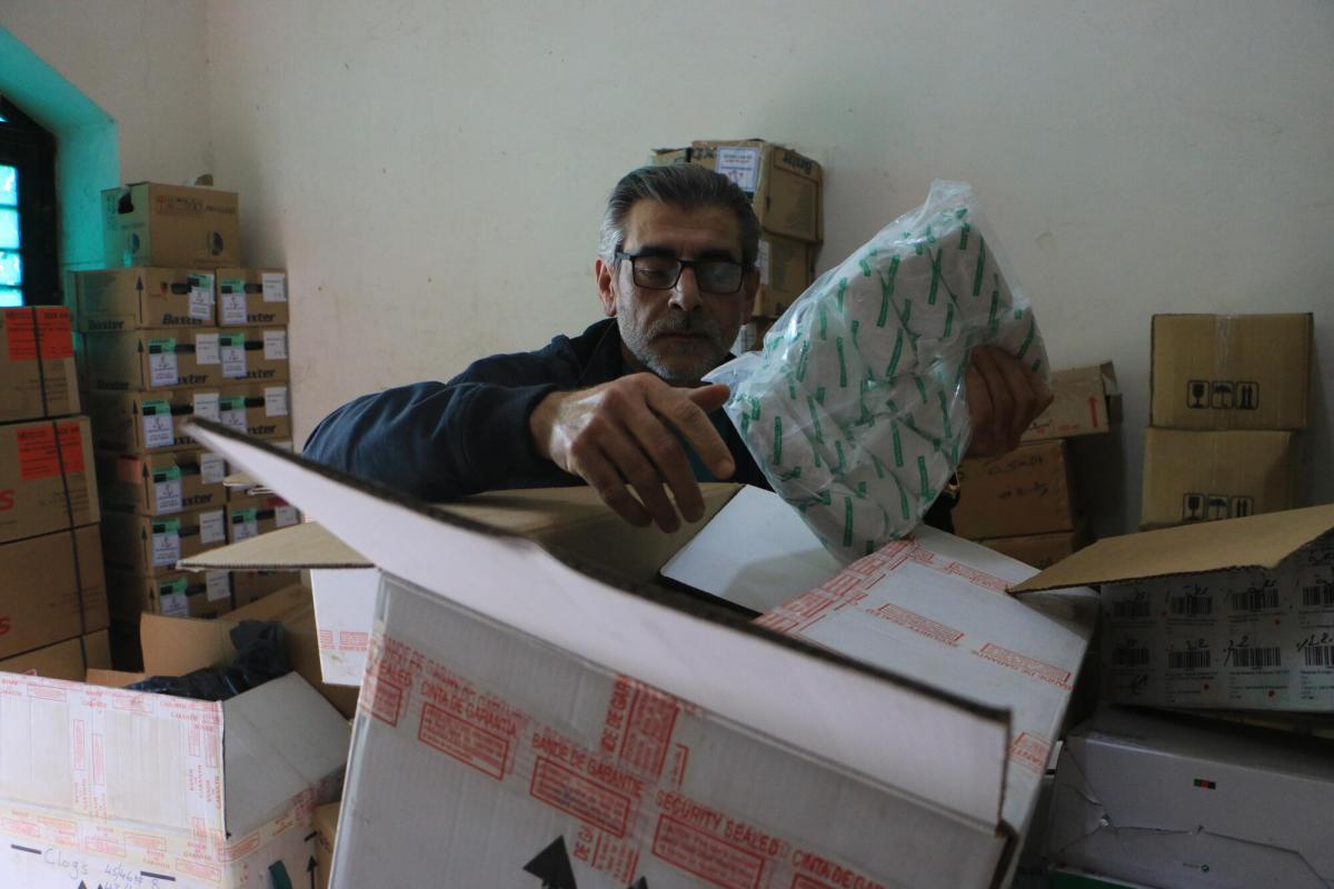 無國界醫生團隊在震後向位於阿特梅的阿克拉巴特（Aqrabat）醫院和其他地方的醫療設置捐贈物資。 © Abdul Majeed Al Qareh