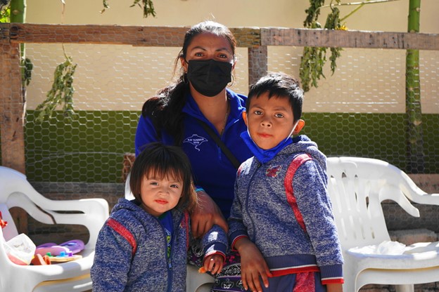 28歲的桑切斯（Amanda Maribel Sánchez）因受威脅而帶著她兩個孩子逃離洪都拉斯的科潘（Copan）和倫皮拉（Lempira）以尋求庇護。2月初，她帶著兩歲和三歲的孩子越過格蘭德河（Rio Grande）到美國申請庇護。然而，她被當局以《第42條法案》驅逐出境。© Yesika Ocampo/MSF