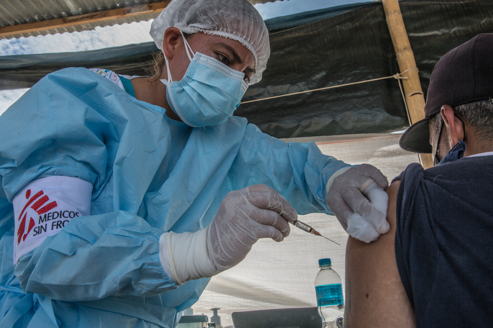 MSF nurse administers a COVID-19 vaccine to a Venezuelan migrant at the MSF health post in Aguas Verdes, close to the Peru-Ecuador border. © MAX CABELLO ORCASITAS