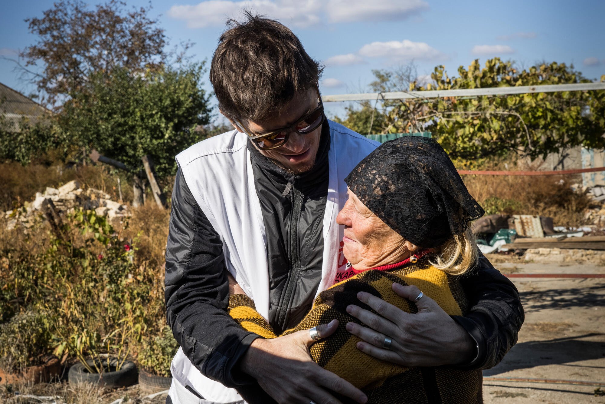 An MSF mental health staff member offers comfort to a patient from Kobzartsi. Ukraine, October 2023. © NURIA LOPEZ TORRES