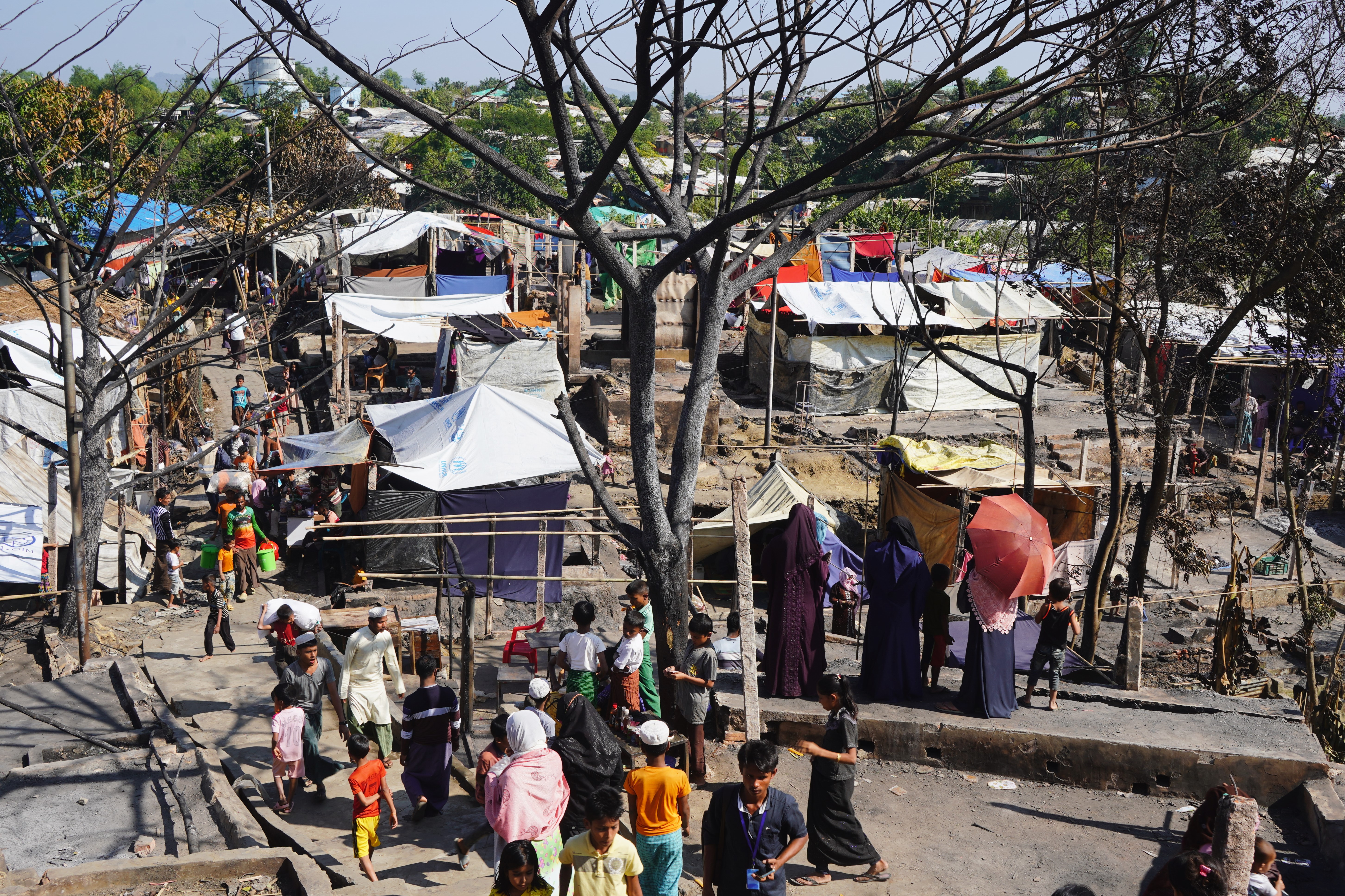 5 號營地是孟加拉科克斯巴扎爾 33 個難民營之一。它是世界上最大的難民營，收容超過 100 多萬人。僅 5 號難民營就有 27 000 多人居住，但佔地面積只有 0.6 平方公里。 © Jan Bohm/MSF