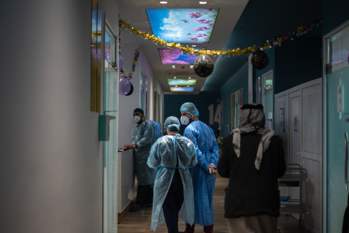 無國界醫生在金迪醫院專門治療2019冠狀病毒病人的住院病房工作。© Hassan Kamal Al-Deen/MSF